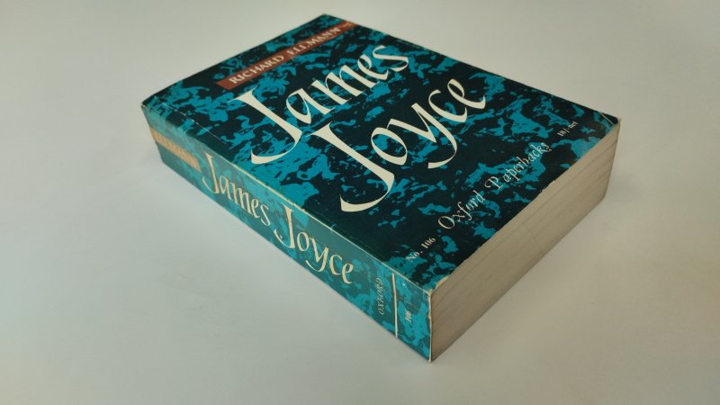 Tweedehands boek: James Joyce van auteur Richard Ellmann - In redelijke staat. Gebruikerssporen aan kaft. Ex Libris plakaat voorin. Zowel kaft als pagina's zijn verkleurd, pagina's zijn netjes en onbeschreven.