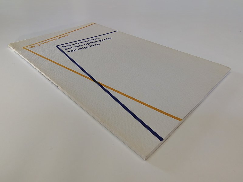Tweedehands boek: Het verzwegene, het eelt op het puntje van mijn tong van auteur W.J. van der Molen - Paperback met flappen, lichte verkleuring kaft. Binnenwerk onbeschreven en netjes. Minimale gebruikerssporen randen kaft.