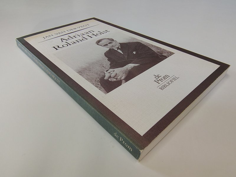 Tweedehands boek: Adriaan Roland Holst, een beknopte biografie van auteur Jan van der Vegt - Paperback met flappen, rechte rug zonder leesvouwen. Kaft verkleurd en lichte slijtage randen kaft en rug. Binnenin ex-libris reliëf stempeltje, verder onbeschreven en netjes.