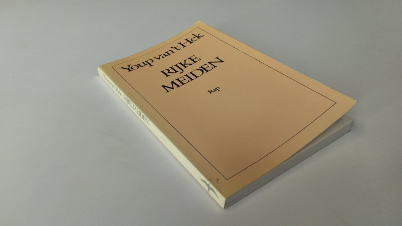 Tweedehands boek: Rijke meiden van auteur Youp van 't Hek - In goede staat. Nederlandstalige paperback. Omslag heeft lichte gebruikssporen, pagina's zijn netjes en schoon.