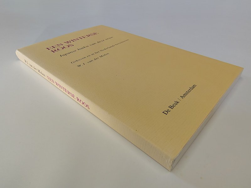 Tweedehands boek: Een winterse roos van auteur vertaald door: Willem Johan Molen - Paperback met flappen, minimale verkleuring rug. Binnenwerk onbeschreven en netjes.