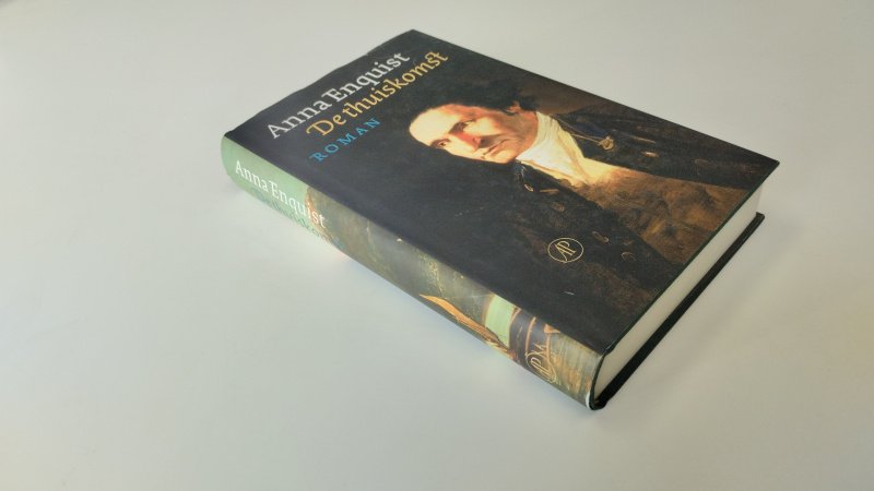 Tweedehands boek: De thuiskomst van auteur Anna Enquist - In zeer goede staat. Nederlandstalige hardcover met stofomslag. Omslag en pagina's verkeren in nette staat met slechts minimale gebruikssporen.