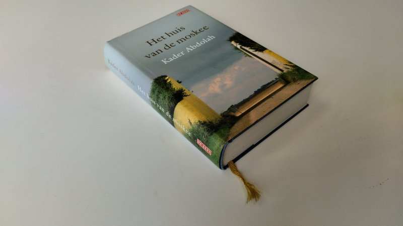 Tweedehands boek: Het huis van de moskee van auteur Kader Abdolah - In goede staat. Lichte gebruikerssporen aan de kaft. Pagina's netjes en onbeschreven. Met leeslint