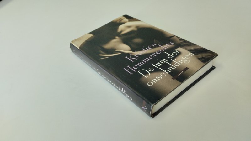 Tweedehands boek: De tuin der onschuldigen van auteur Kristien Hemmerechts - In zeer goede staat. Nederlandstalige hardcover met stofomslag. Kleine gebruikerssporen aan de stofomslag. Pagina's netjes en onbeschreven.