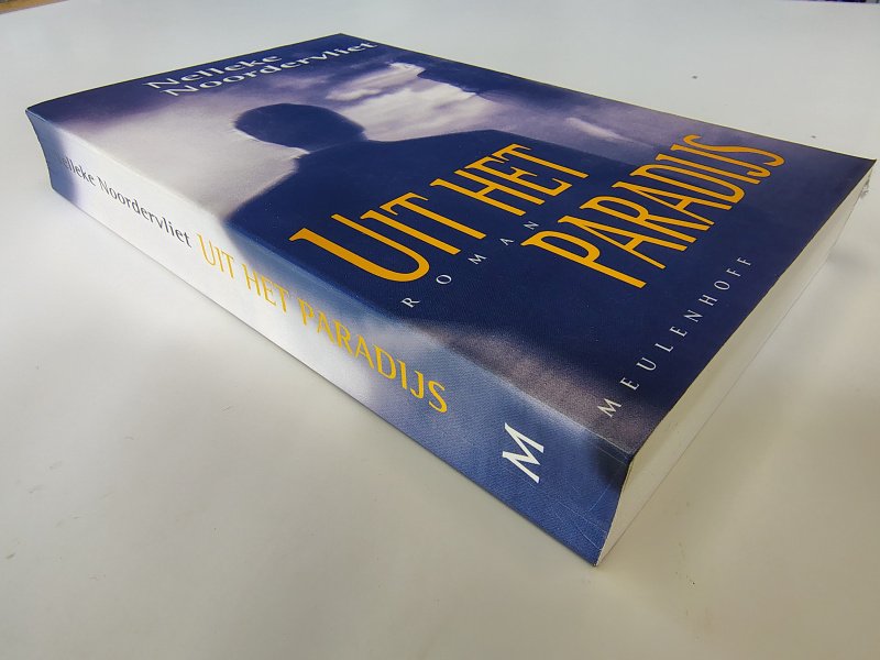 Tweedehands boek: Uit het paradijs van auteur Nelleke Noordervliet - Paperback met rechte rug en lichte leesvouw. Ex-libris reliëf stempeltje voorin, verder onbeschreven en netjes. In zeer goede staat.