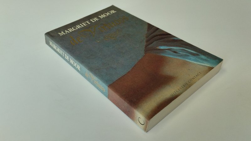 Tweedehands boek: De virtuoos van auteur Margriet de Moor - In goede staat. Nederlandstalige paperback. Kaft en pagina's verkeren in nette staat met lichte gebruikssporen passend bij de leeftijd. Ex Libris reliefstempel voorin.