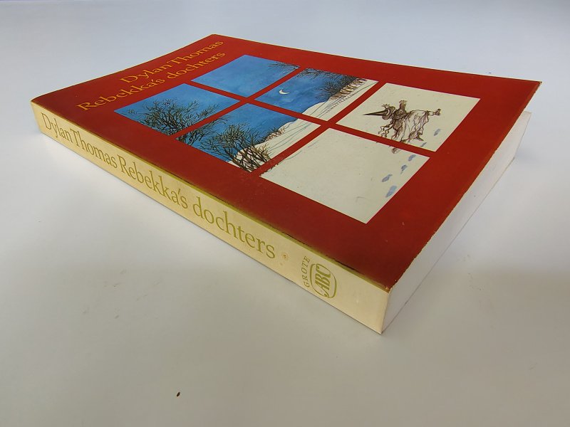 Tweedehands boek: Rebekka's dochters van auteur Dylan Marlais Thomas - Paperback met rechte rug zonder leesvouwen. Rug en achterkant kaft verkleurd, lichte slijtage randen kaft. Vlek bovenste snede. Binnenwerk onbeschreven en netjes.