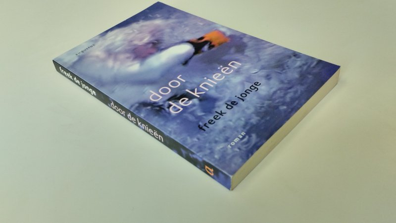 Tweedehands boek: Door de knieën van auteur Freek de Jonge - In zeer goede staat. Nederlandstalige paperback met minimale gebuikssporen aan de kaft. Pagina's netjes en onbeschreven.