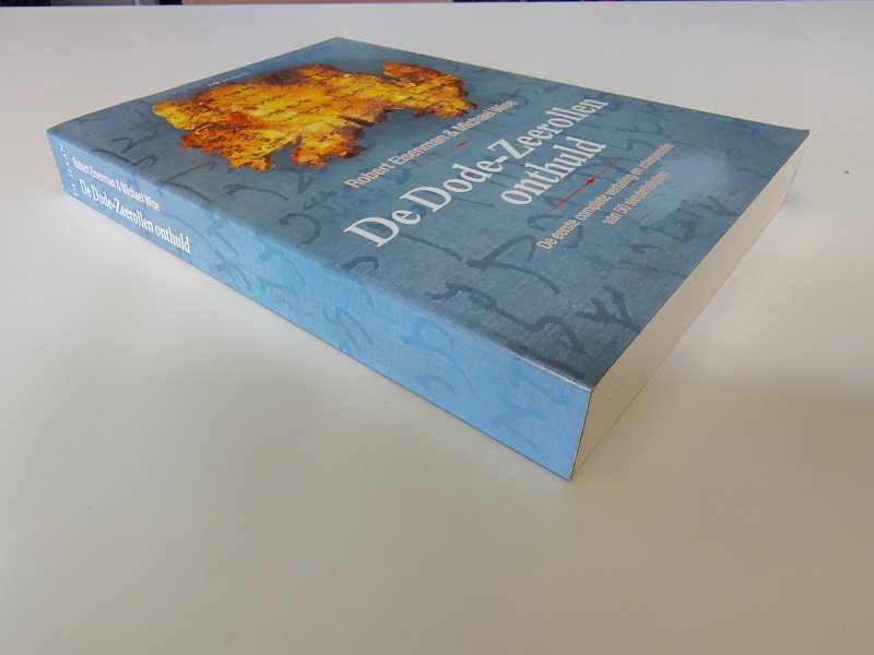 Tweedehands boek: De Dode-Zeerollen onthuld van auteur Robert H. Eisenman, Michael Owen Wise - Paperback met rechte rug en lichte leesvouwen. Minimale gebruikerssporen puntjes kaft. Ex-libris reliëf stempeltje voorin, verder onbeschreven en netjes.