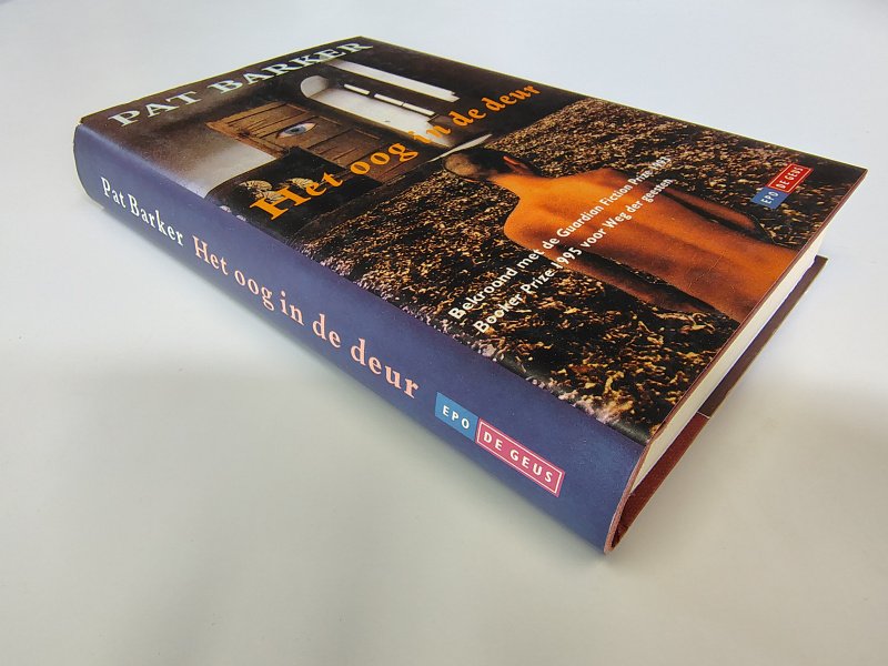 Tweedehands boek: Het oog in de deur van auteur Pat Barker - Hardcover, gebonden met stofomslag. Klein slijtage plekje omslag voorkant bovenaan rug. Binnenin ex-libris reliëf stempeltje verkleuring als in pocket, verder onbeschreven en netjes.