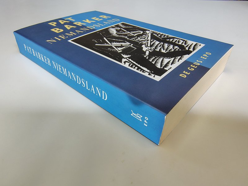 Tweedehands boek: Niemandsland van auteur Pat Barker - Paperback met flappen, rechte rug en lichte leesvouw. Rug licht verkleurd, minimale gebruikerssporen randen kaft. Ex-libris reliëf stempeltje voorin, verder onbeschreven en netjes.