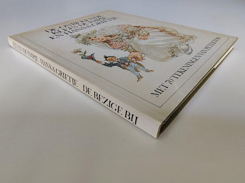 Tweedehands boek: De onbekende lotgevallen van Klein Duimpje en Hans & Grietje van auteur Eelke de Jong, Hans Sleutelaar - Hardcover met stofomslag. Omslag verkleurd en slijtage langs de randen. Linnen groenen kaft met zilveropdruk als nieuw. Witte bladzijdes licht verkleurd, verder onbeschreven en netjes.
