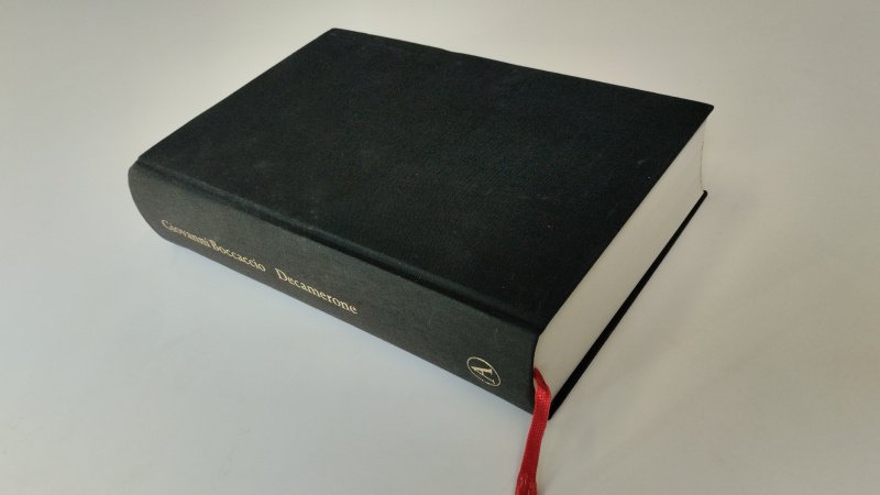 Tweedehands boek: Decamerone van auteur Giovanni Boccaccio - In goede staat. Nederlandstalige hardcover zonder stofomslag met leeslint. EX Libris reliefstempel en ouderdomsvlekjes op het schutblad. Achterin het boek beetje vochtschade. Pagina's onbeschreven