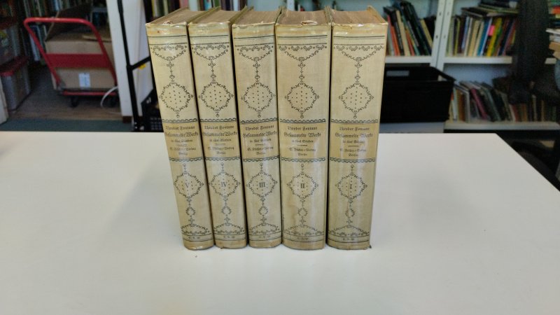 Tweedehands boek: Theodor Fontane Gesammelte Werke in fünf Bänden van auteur Theodor Fontane - In goede staat. Duitstalige hardcovers(5) De boeken vertonen lichte gebruiks- en ouderdomssporen met verkleuring. Naam voorin. De boeken zijn stevig gebonden en vormen samen een fraaie antiquarische set.