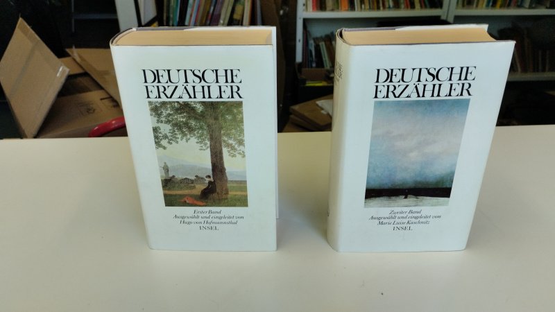 Tweedehands boek: Deutsche Erzähler (2 Bände) van auteur Hugo von Hofmannsthal & Marie Luise Kaschnitz - In goede staat. Duitstalige hardcovers met stofomslag. Het betreft een complete tweedelige uitgave. De stofomslagen vertonen lichte gebruikssporen en lichte verkleuring, de banden en pagina's verkeren in nette staat.