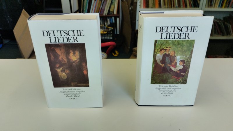 Tweedehands boek: Deutsche Lieder – Texte und Melodien (2 Bände) van auteur Ernst Klusen - In goede staat. Duitstalige hardcovers met stofomslag. Complete tweedelige uitgave van Insel Verlag. De stofomslagen vertonen lichte gebruikssporen en lichte verkleuring; de banden en pagina's verkeren in nette staat.