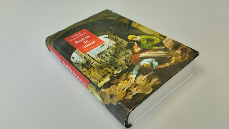 Tweedehands boek: Beckman, Stad in de storm van auteur Thea Beckman - In goede staat. Nederlandstalige hardcover met stofomslag. Stofomslag vertoont gebruikerssporen, rechterbovenhoek scheurtje van 1 cm. Pagina's netjes en onbeschreven.