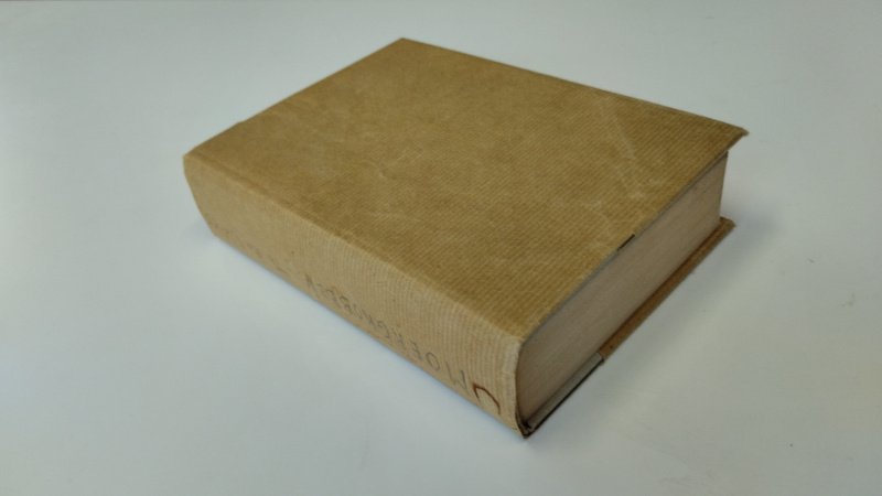 Tweedehands boek: Moergrobben van auteur Theun de Vries - In goede staat. Nederlandstalige hardcover zonder stofomslag. Band vertoont lichte gebruiks- en ouderdomssporen; pagina's zijn netjes en licht vergeeld passend bij de leeftijd.