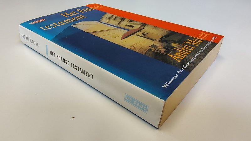 Tweedehands boek: Het Franse testament van auteur Andreï Makine - Paperback met stofomslag. Lichte slijtage randen omslag. Rug licht scheef met leesvouw. Binnenwerk onbeschreven en netjes.