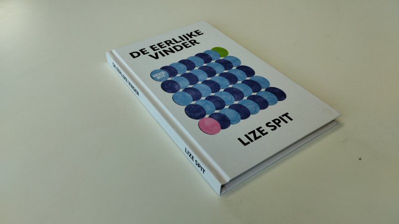 Tweedehands boek: De eerlijke vinder van auteur Lize Spit - In zeer goede staat. Nederlandstalige hardcover zonder stofomslag. Band en pagina's verkeren in nette, frisse staat met slechts minimale gebruikssporen.