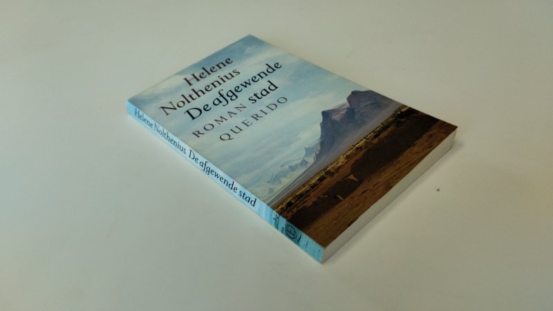 Tweedehands boek: De afgewende stad van auteur Hélène Nolthenius - In goede staat. Nederlandstalige paperback. Kaft en pagina's verkeren in nette staat met lichte gebruikssporen passend bij de leeftijd. Voorin geschreven op de titelpagina (niet veel)