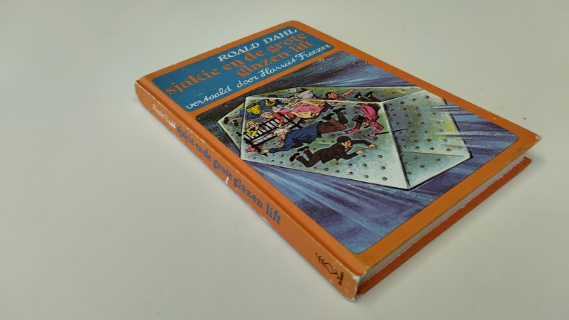 Tweedehands boek: Sjakie en de grote glazen lift van auteur Roald Dahl, Harrieẗ Freezer, Faith Jacques - In goede staat. Nederlandstalige paperback. Kaft en pagina's verkeren in nette staat met lichte gebruikssporen passend bij de leeftijd. Naam voorin geschreven.
