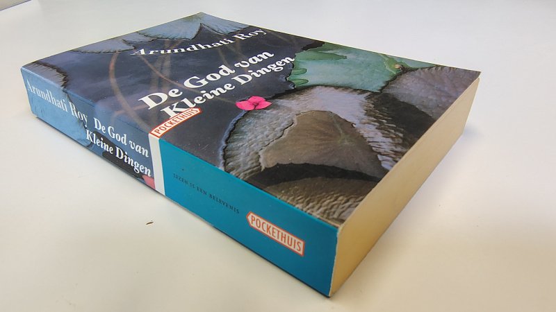 Tweedehands boek: De God van de Kleine Dingen van auteur Arundhati Roy - Pocekt met licht scheef ruggetje, zonder leesvouwen. Lichte gebruikerssporen puntjes kaft. Binnenwerk onbeschreven en netjes.