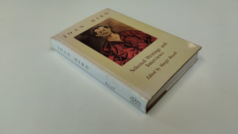 Tweedehands boek: Joan Miró van auteur Joan Miró, Margit Rowell - In redelijke tot goede staat. Engelstalige hardcover met stofomslag. Stofomslag heeft gebruikssporen. Voorin geschreven en een EX Libris relief stempel aanwezig