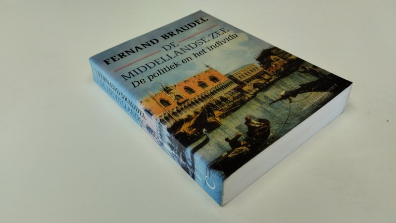 Tweedehands boek: De Middellandse zee, de politiek en het individu van auteur Fernand Braudel - In goede staat. Nederlandstalige paperback. Kaft heeft lichte gebruikssporen; pagina's zijn schoon en netjes. Ex Libris reliefstempel voorin.