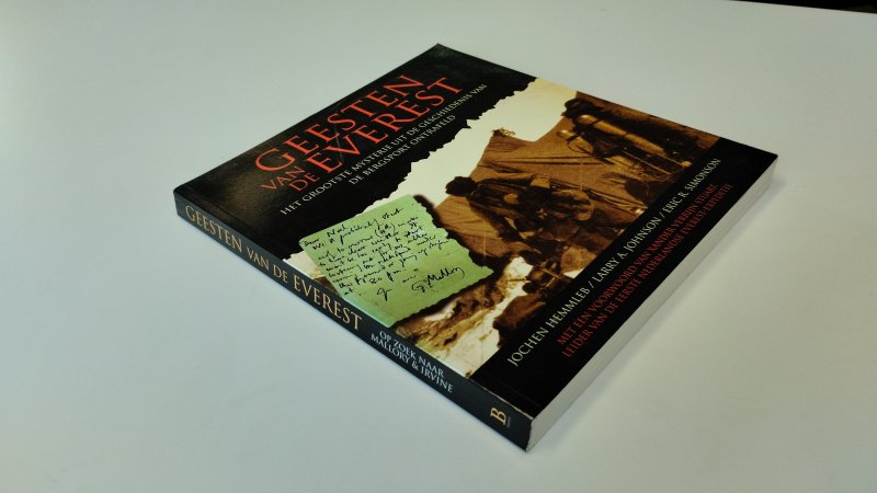 Tweedehands boek: Geesten van de Everest van auteur Jochen Hemmleb, Larry A. Johnson - in redelijke staat. Nederlandstalige paperback met lichte gebruikerssporen. Ex Libris reliefstempel voorin. het wit van de pagina's is licht verkleurd. Pagina's onbeschreven.