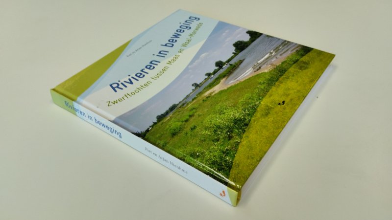 Tweedehands boek: Rivieren in beweging van auteur Piet en Arjan Nienhuis - In zeer goede staat. Nederlandstalige hardcover. Ex Libris reliefstempel voorin. Netjes en onbeschreven.