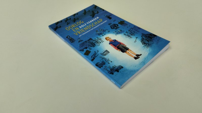 Tweedehands boek: Oorlog en vriendschap van auteur Dolf Verroen - In zeer  goede staat. Nederlandstalige paperback. Kaft en pagina's zijn netjes en schoon met slechts lichte gebruikssporen. Geïllustreerd met tekeningen van Charlie Mackesy.