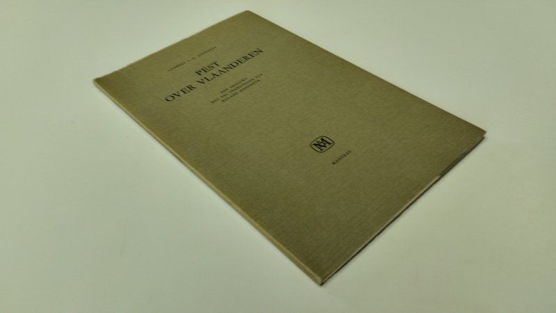 Tweedehands boek: Pest over Vlaanderen, een gedicht met zes tekeningen van Roland Monteyne van auteur Lambert L.M. Jageneau - In goede staat. Nederlandstalige paperback. Kaft licht verkleurd door ouderdom en vertoont lichte gebruikssporen. Pagina's schoon en compleet. Binding stevig. Ex Libris reliefstempel voorin. Exempl 201 van 300