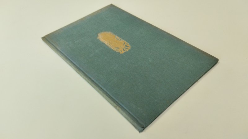 Tweedehands boek: Gerrit Achterberg: De dichter van de sarcophaag van auteur Bertus Aafjes - In goede staat. Nederlandstalige hardcover. Linnenband met goudopdruk op het voorplat. Kaft vertoont lichte gebruikssporen. Pagina's licht vergeeld passend bij de leeftijd. Binding stevig en compleet. EX Libris voorin.