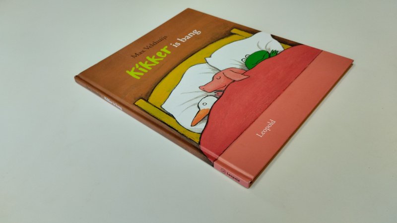 Tweedehands boek: Kikker is bang van auteur Max Velthuijs - In goede staat. Nederlandstalige hardcover. Kaft vertoont lichte gebruikssporen. Pagina's schoon en compleet. Binding stevig. Geïllustreerd prentenboek uit de geliefde Kikker-serie.