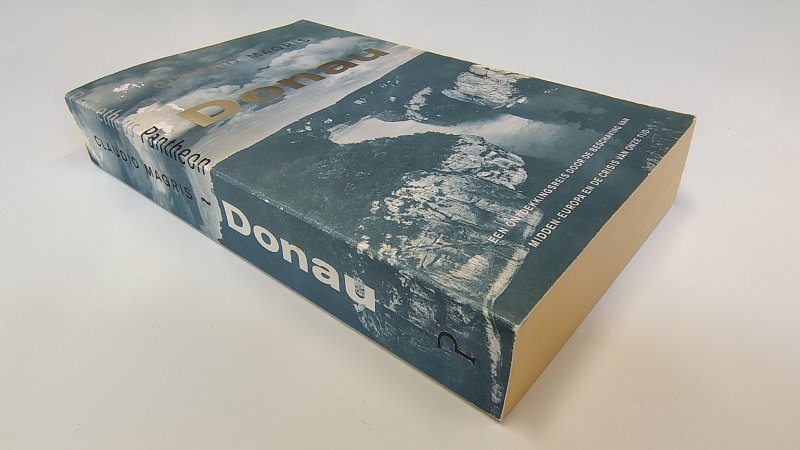 Tweedehands boek: Donau van auteur Claudio Magris, Antonius Jozef Maria Haakman - Paperback met rechte rug en lichte leesvouwen. Slijtage langs de randen kaft en rug. Binnenwerk verkleurd als in pocket, verder onbeschreven en netjes.