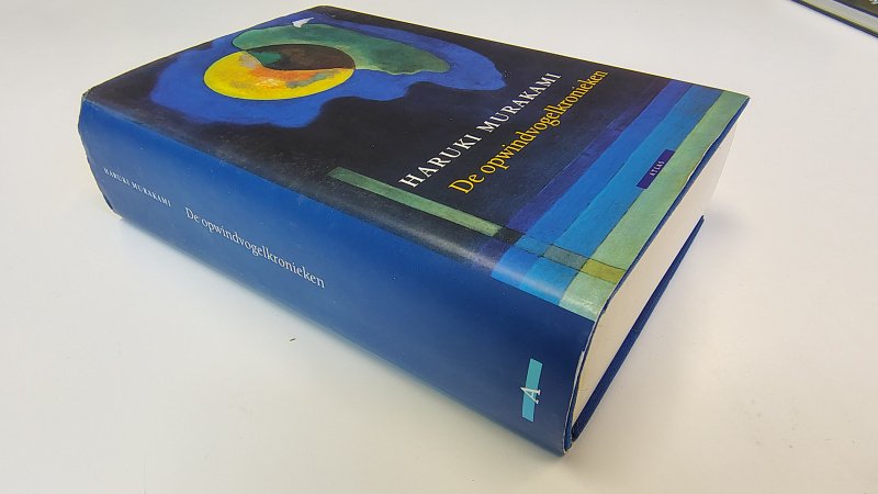 Tweedehands boek: De opwindvogelkronieken van auteur Haruki Murakami - Hardcover met stofomslag. Lichte gebruikerssporen randen en achterzijde omslag. Binnenwerk onbeschreven en netjes.