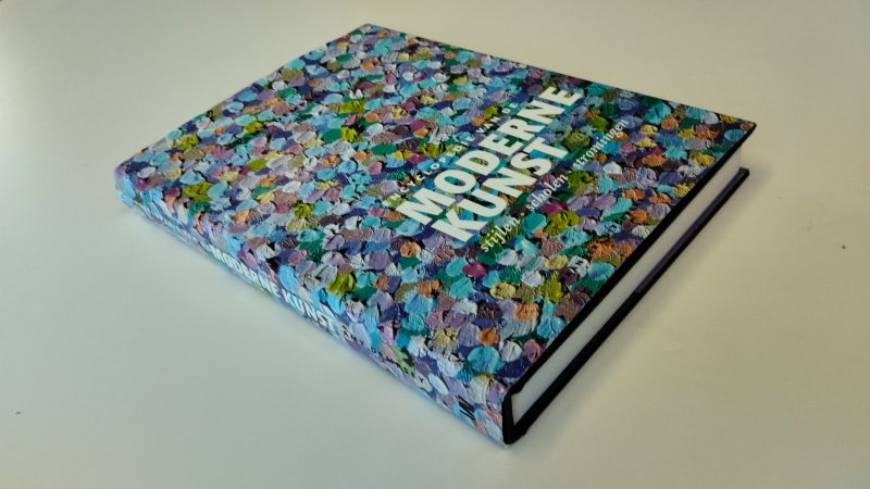 Tweedehands boek: Encyclopedie van de Moderne Kunst van auteur Amy Dempsey - In goede staat. Nederlandstalige hardcover met stofomslag. Kaft en pagina's verkeren in nette staat, wit is licht verkleurd. Binding stevig en compleet. Rijk geïllustreerd kunstboek over moderne kunststromingen en bouwstijlen.