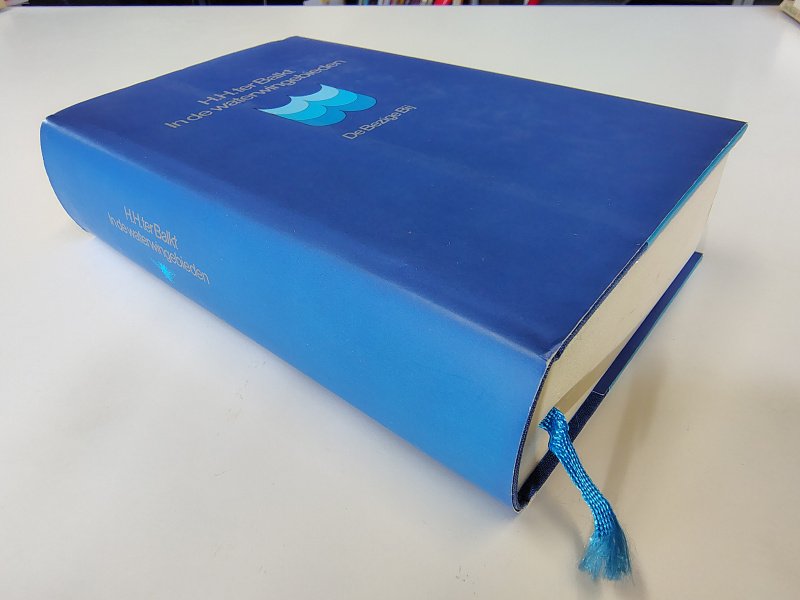 Tweedehands boek: In de waterwingebieden van auteur H. H. ter Balkt - Hardcover met stofomslag. Omslag lichte gebruikerssporen randen en achterzijde omslag. Voorin krantenknipsel geplakt en ex-libris reliëf stempeltje, verder onbeschreven en netjes.
