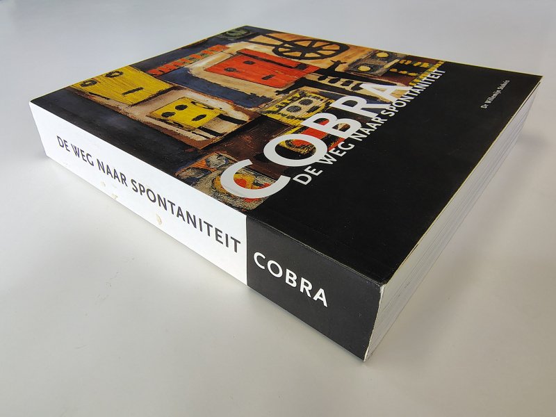 Tweedehands boek: Cobra, de weg naar spontaniteit van auteur Willemijn Stokvis - Paperback met flappen, rechte rug zonder leesvouwen. Oogt aan de buitenkant als nieuw. Binnenwerk ex-libris reliëf stempeltje en hele lichte verkleuring witte bladzijdes.