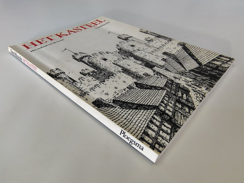 Tweedehands boek: Het Kasteel, het verhaal van de bouw van auteur David Macaulay - Paperback met hele lichte verkleuring en lichte vouwen langs de rug. Binnenwerk onbeschreven, netjes en prachtige pentekeningen.