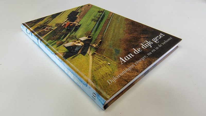 Tweedehands boek: Aan de dijk gezet van auteur Marijke Beek, Marinus Kooiman - Hardcover, oogt aan de buitenkant als nieuw. Binnenin ex-libris reliëf stempeltje en lichte verkleuring witte bladzijdes, verder onbeschreven en netjes.