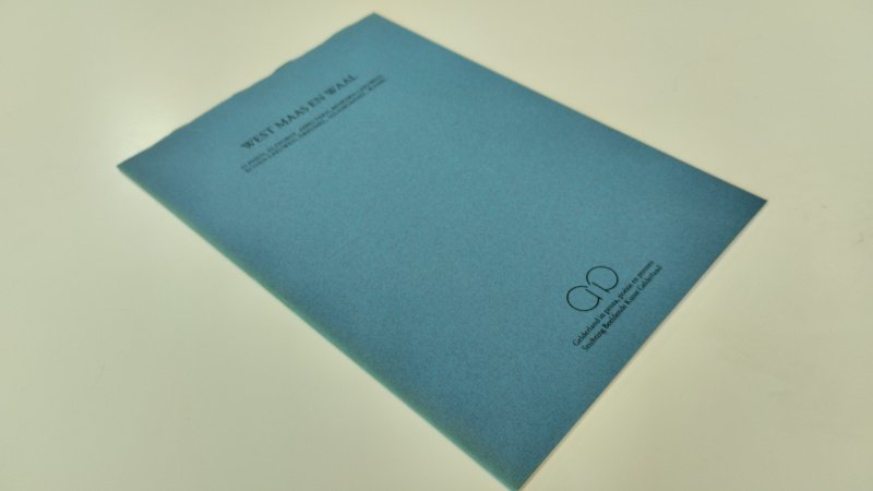 Tweedehands boek: West Maas en Waal, Alphen, Altforst, Appeltern, Beneden-Leeuwen, Boven-Leeuwen, Dreumel, Maasbommel, Wamel van auteur HEUVEL, Rien van den (tekst) / TEEFFELEN, Jan van (zeefdruk) - In goede staat. Nederlandstalige paperback. Genummerd exemplaar 26 van 120. Kaft en pagina's netjes. Bibliofiele uitgave uit de reeks Gelderland in proza, poëzie en prenten.Cahiersteek met stofomslag. Met originele zeefdruk