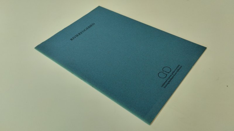 Tweedehands boek: Rivierengebied van auteur Willem den Ouden (prent) en Willem van Toorn (tekst) - In goede staat. Nederlandstalige bibliofiele uitgave. Genummerd exemplaar 36 van 120. Kaft en pagina's verkeren in nette staat.