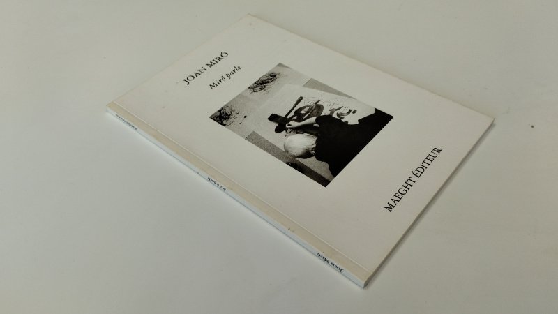 Tweedehands boek: Miró parle van auteur Joan Miró - In goede staat. Franstalige paperback met flappen. Geschreven op flap. Stofomslag is licht verkleurd met enkele kleine vlekjes. Pagina's zijn netjes en onbeschreven. Schutblad kleine ouderdomsvlekejes