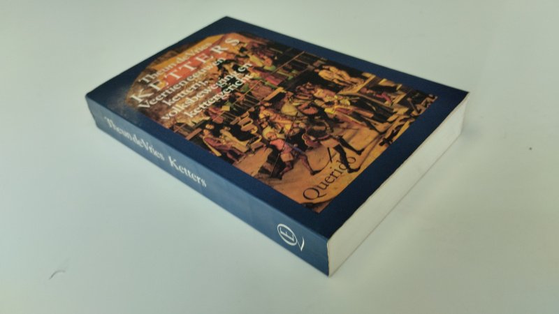 Tweedehands boek: Ketters van auteur Theun de Vries - In goede staat. Nederlandstalige paperback met flappen. Kaft met lichte gebruikssporen. Pagina's: wit is iets verkleurd maar voor de rest schoon en onbeschreven.