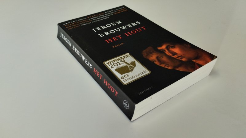 Tweedehands boek: Het Hout van auteur Jeroen Brouwers - In goede staat. Nederlandstalige paperback. Kaft met lichte gebruikssporen. Scheve rug. Pagina's schoon en netjes. Geen stofomslag aanwezig. Literaire roman. Winnaar ECI Literatuurprijs 2015.