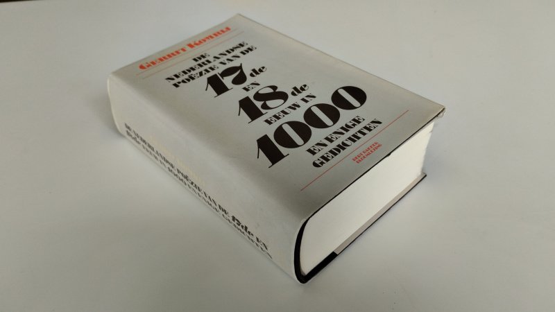 Tweedehands boek: De Nederlandse poëzie van de zeventiende en achttiende eeuw in duizend en enige gedichten van auteur Gerrit Komrij - In goede staat. Nederlandstalige hardcover met stofomslag. Stofomslag licht verkleurd en met lichte gebruikssporen langs de randen. Pagina's schoon en netjes. Omvangrijke poëziebloemlezing.