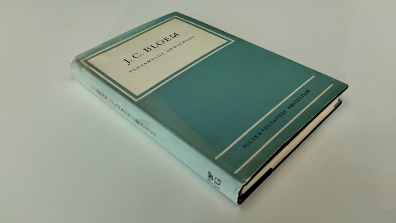 Tweedehands boek: J.C. Bloem, verzamelde gedichten van auteur J.C. Bloem - In goede staat. Nederlandstalige hardcover met stofomslag. Stofomslag licht verkleurd en voorzien van lichte gebruikssporen langs de randen. Pagina's schoon en netjes(gelig). Naam op het schutblad geschreven