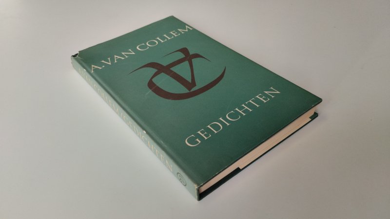 Tweedehands boek: Bloemlezing uit de gedichten van A. van Collem van auteur A. van Collem - In redelijke staat. Nederlandstalige hardcover met stofomslag. Stofomslag vertoont slijtage en een klein scheurtje aan de bovenzijde van de rug. Vlekken op schutblad. Pagina's verkleurd door ouderdom.